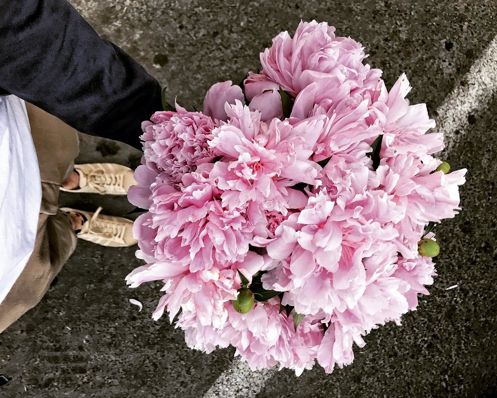 Hướng dẫn cách cắm hoa mẫu đơn đẹp và ý nghĩa cho Ngày của mẹ